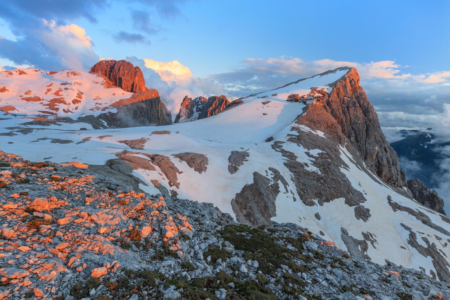 dolomite-alps-italy-PWDDZS7-compressed.jpeg